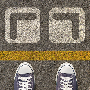 一双鞋站在路上有两个白色箭头图片