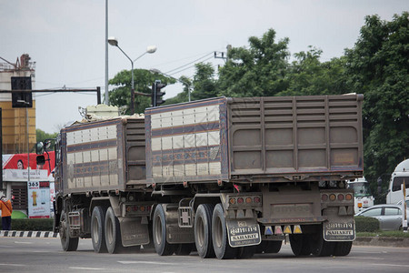 Thanachai公司的拖车倾卸卡车图片