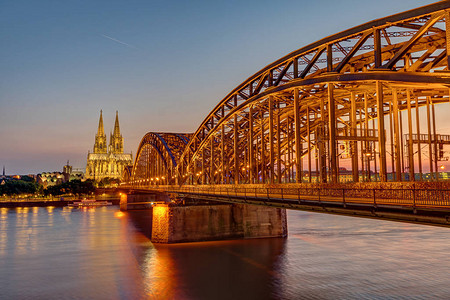 明亮的Hohenzollern大桥与著名的科隆大教图片