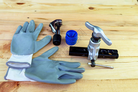 偏心锥烧伤和用于修理空调的手套图片