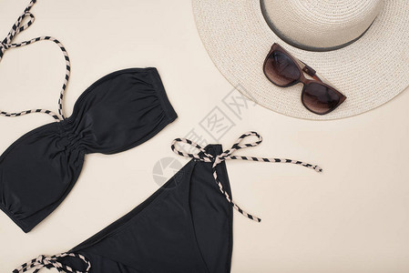 黑色泳衣帽子和太阳镜海滩衣图片
