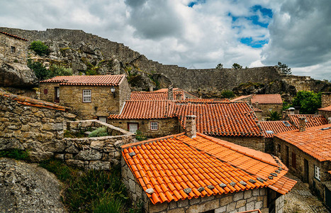 在中世纪坚固的墙壁内建造的Sortelha历史山村图片