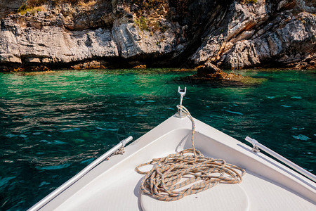 从洛夫湾波洛斯岛希腊岛小海滩的游艇码图片