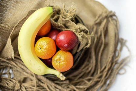 带粗麻布的老式篮子里的水果背景图片
