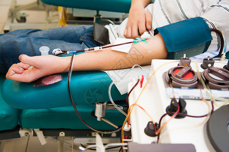 医院化验室捐赠者输血献单位期间的医生图片