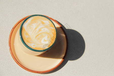 热咖啡拿铁与拿铁艺术的顶端景色一杯咖啡图片
