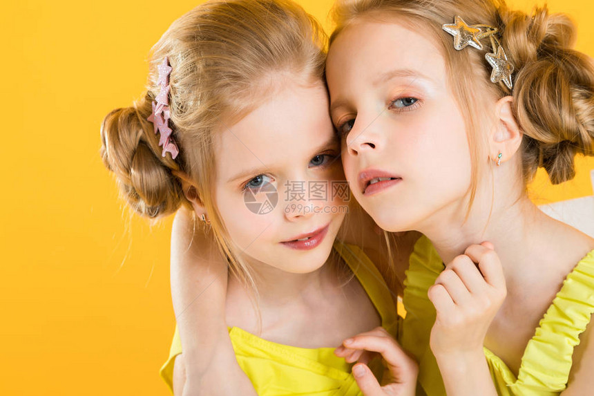 穿黄色衣服的双胞胎女孩在工图片