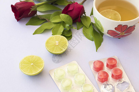 热混合的蜂蜜柠檬和咳嗽痛喉糊涂药片本底图片