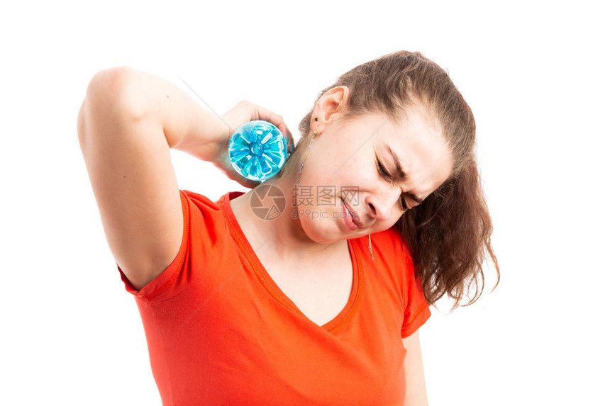 患有炎热天气的年轻女用水瓶触摸她的脖子作为医疗高温问题概念在白色图片