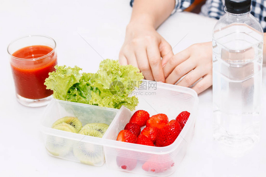 在厨房里吃水果和蔬菜的女人健康的图片