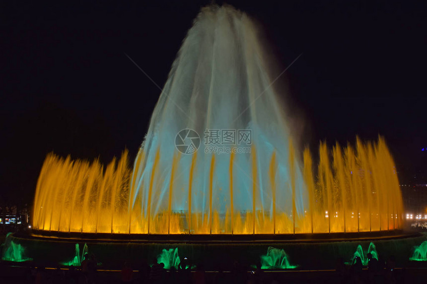 巴塞罗那蒙特惠奇魔法喷泉图片