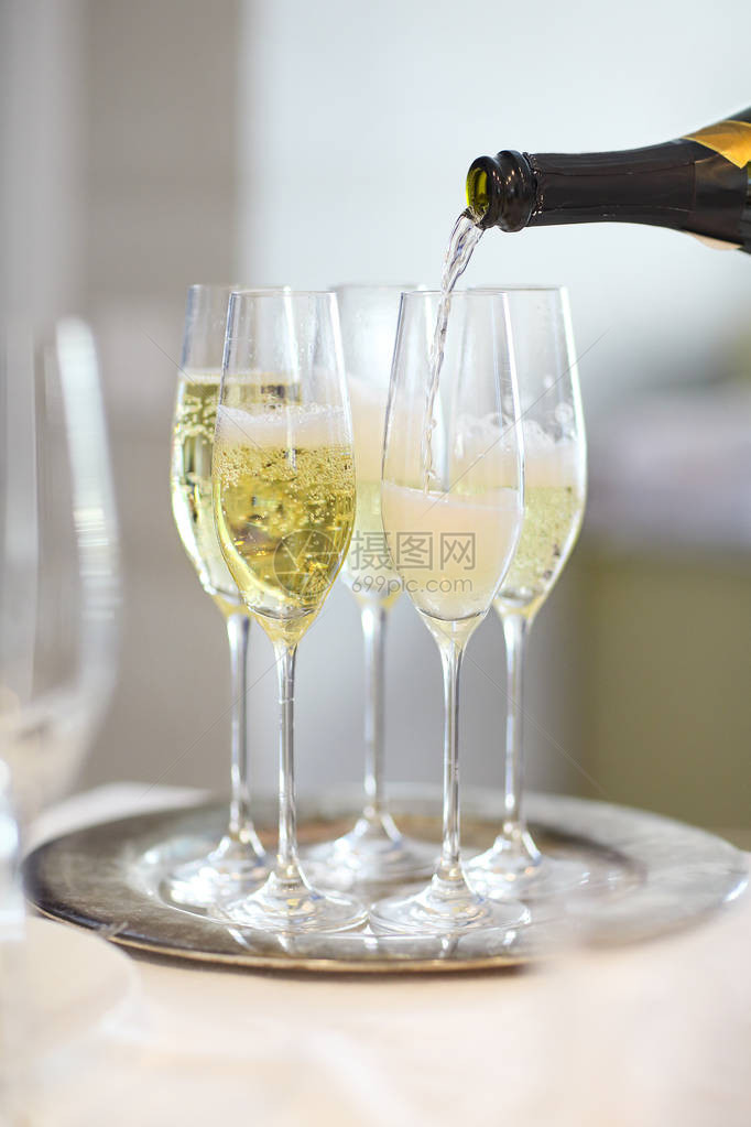 餐厅里的香槟酒杯和酒瓶特写图片