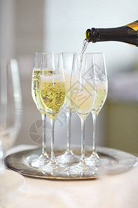 餐厅里的香槟酒杯和酒瓶特写图片