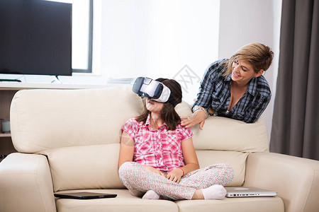 可爱的小女孩经历虚拟现实图片