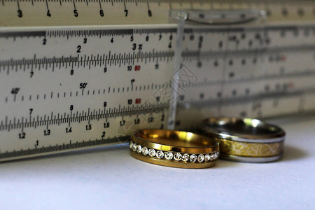 带有钻石和测量仪表的黄金戒指珠宝价值图片