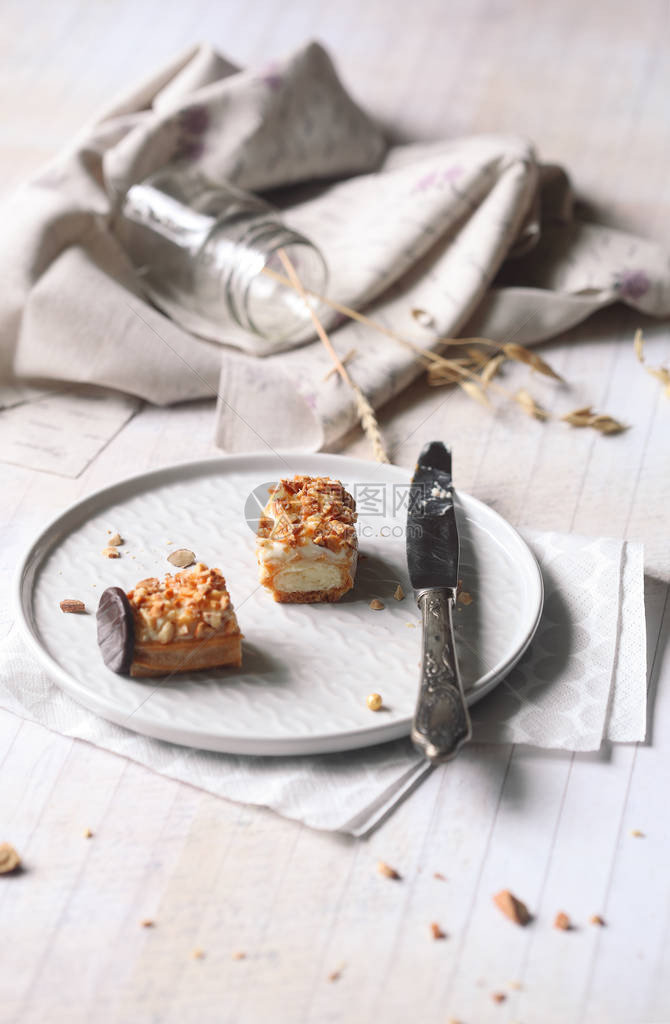 传统法国花环和玛齐潘糕饼奶油图片