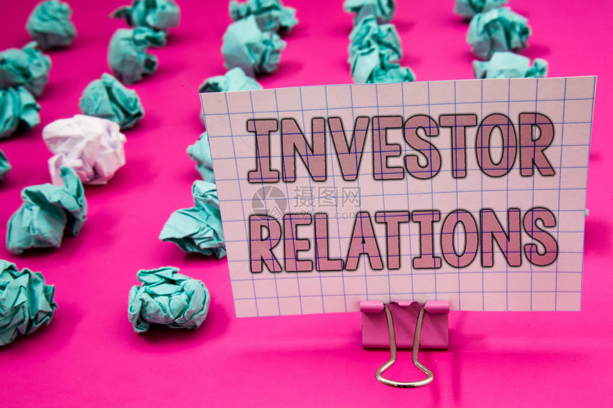 显示投资者关系的概念手写商业照片展示金融投资关系谈判股东回形针与粉红色字母粉红色地面图片
