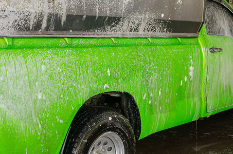 洗车用泡沫洗车图片
