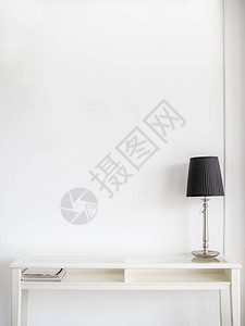 白色现代书桌和黑灯在清洁的白墙背景上图片