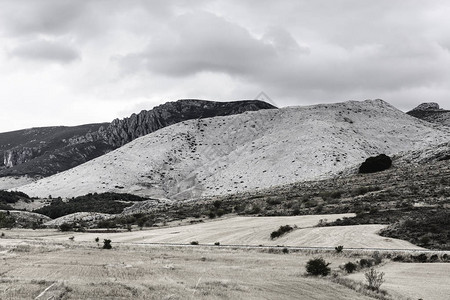 铁路穿过西班牙坎塔布连山的田野图片