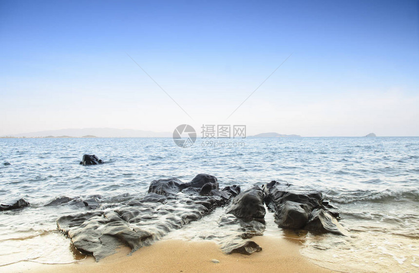 美丽的海景海与岩石图片