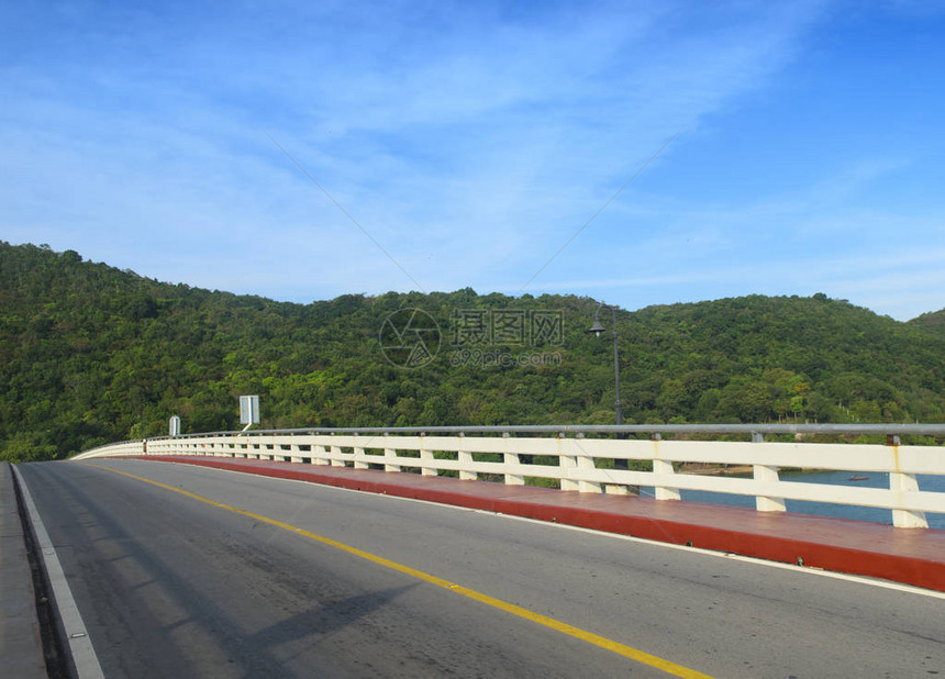 柏油路与蓝天山图片