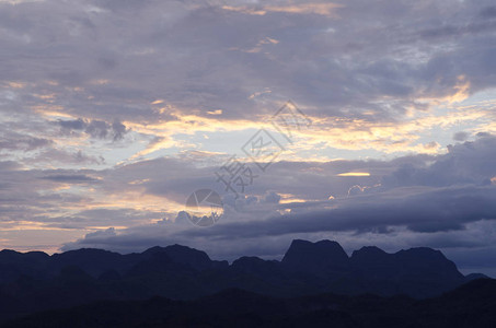 夕阳下的山景图片