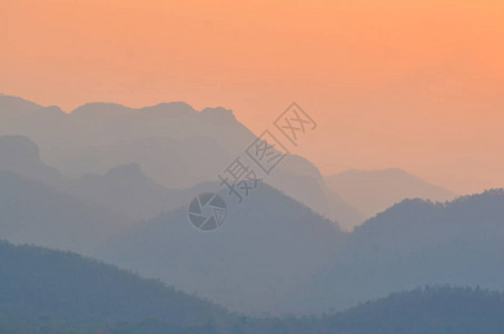 夕阳西下的山景图片