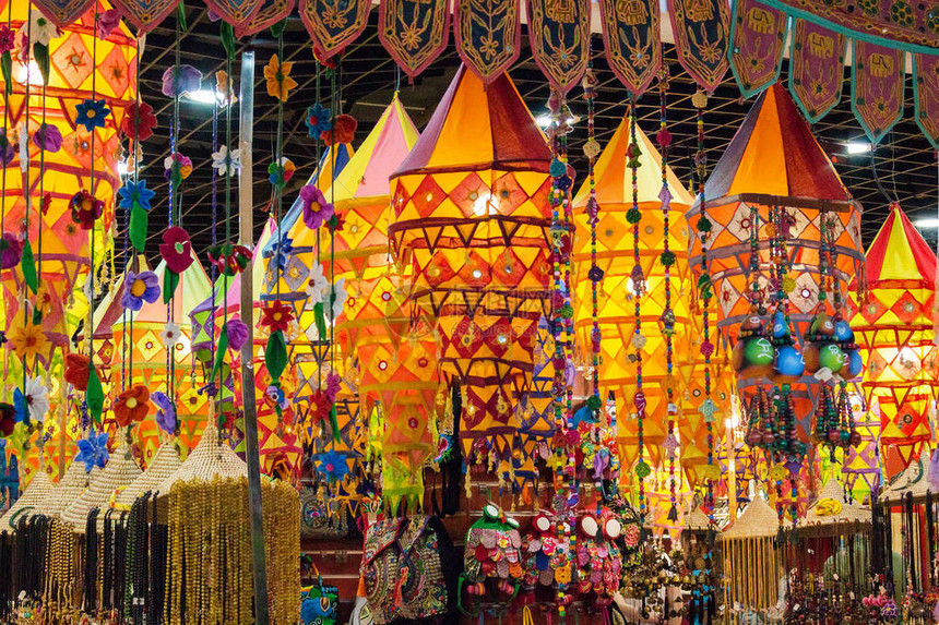 中华传统灯具和纪念品在市场上出图片