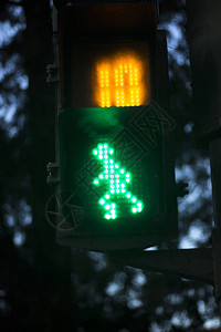 Zebra行人通过街上交通灯图片