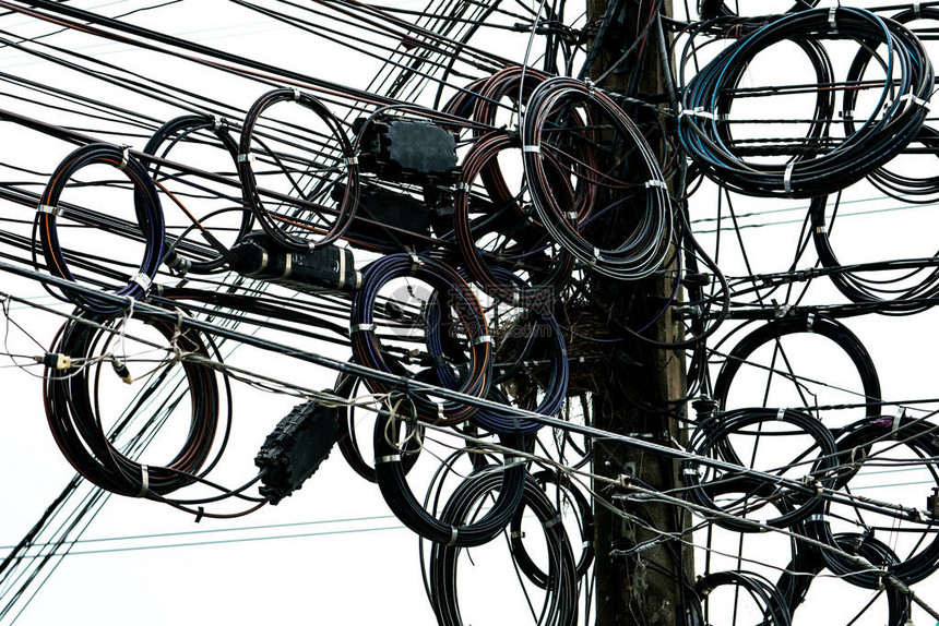 城市电线杆上缠结的电线组织管理念杂乱无章图片