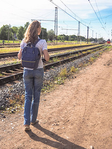 女旅行者穿着背包在火车图片