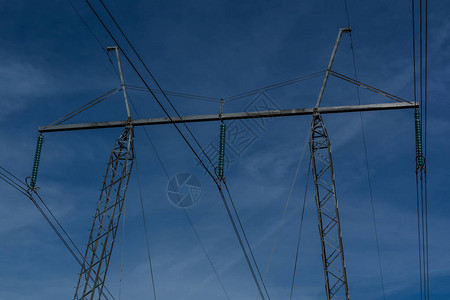 电力线塔和电线晴天图片