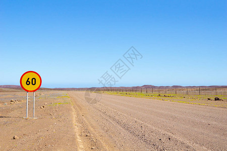 无封路灰尘的公路上每小时60英里道路图片