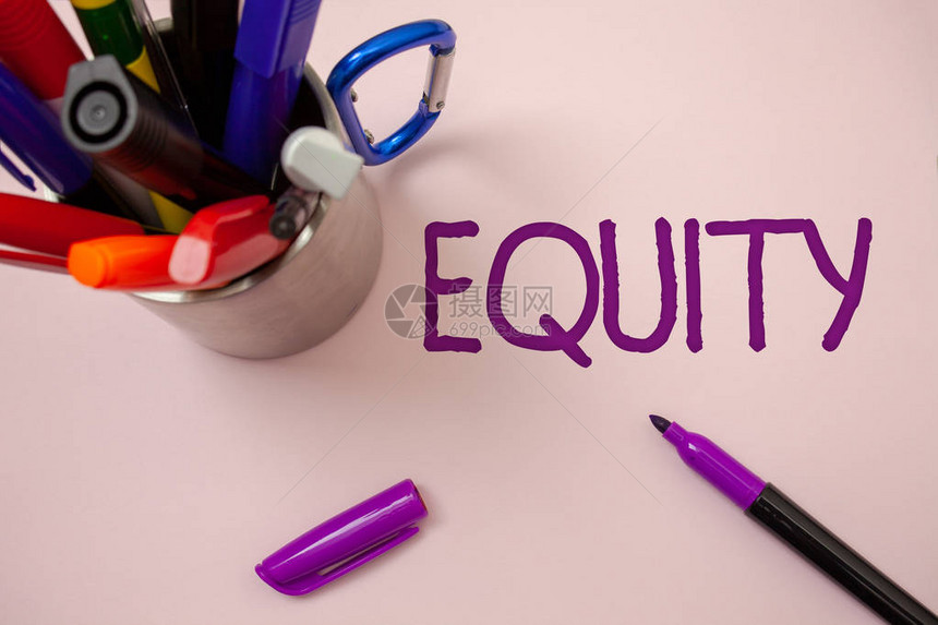 手写文字书写公平概念意义公司价值分为股东拥有的平等部分白色背景紫色笔标记创意信息鼓图片
