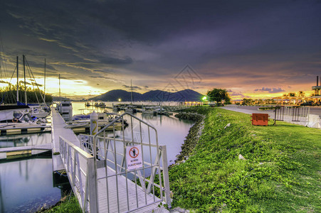 日出日落时在码头的私人船图片