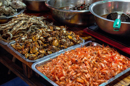 海产食品和淡水食品在市场上的对面图片