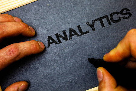 文字书写文本分析数据分析财务信息统计报告仪表板人持有黑色标记笔本木背图片