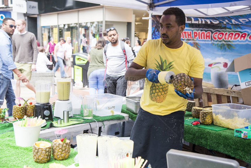 在街上准备菠萝的非洲民族Pina图片