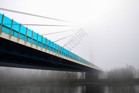 雾中莱茵河上的德国高悬公路桥图片