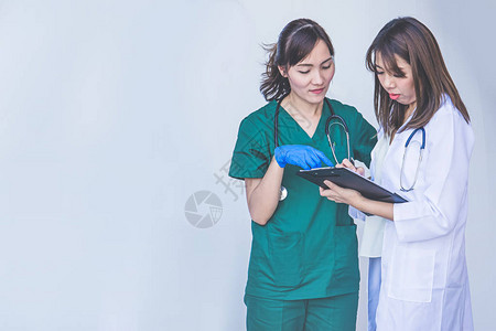 医生和护士在平板设备上检图片