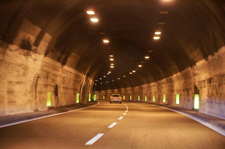 驾车穿越山间隧道图片