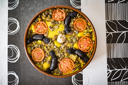 来自西班牙瓦伦西亚的烤箱焗饭由排骨豆类血肠大蒜番茄土图片