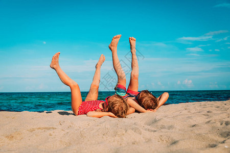男孩和女孩在热带海滩度假概念上放松图片