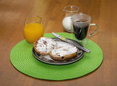 烤蓝莓百吉饼早餐配咖啡和橙汁图片