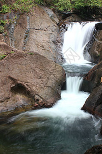 在大自然中流过岩石的小瀑布图片