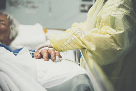 40多岁的亚洲女是照顾CRE的耐心亲属或VRE在医院重症监护病房ICU病房的病床上感染了80多背景图片