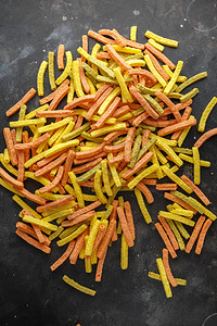 蔬菜健康薯片蔬菜薯片吸管西兰花甜菜根西红柿菠菜和胡萝卜加海图片