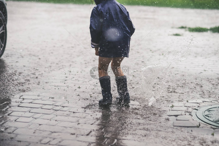小女孩在恶劣的天气里独自在图片