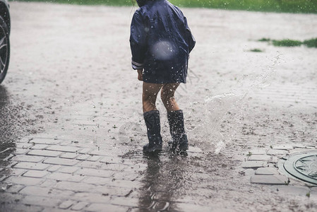 小女孩在恶劣的天气里独自在图片